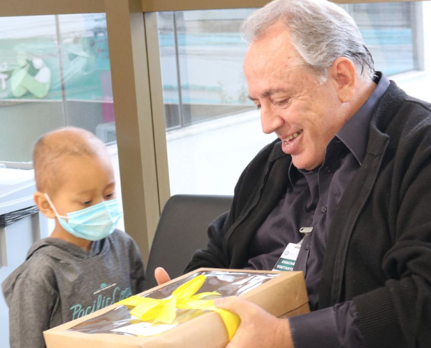 Instituto Colecionando Sorrisos doa �lbuns da Copa do Mundo para pacientes infantis